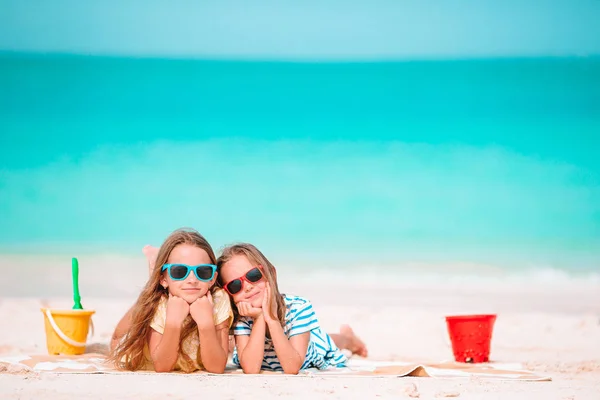 Μικρά χαρούμενα αστεία κορίτσια διασκεδάζουν πολύ στην τροπική παραλία παίζοντας μαζί. Ηλιόλουστη μέρα με βροχή στη θάλασσα — Φωτογραφία Αρχείου