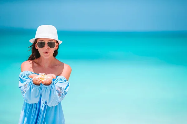 Jovem mulher bonita se divertindo na costa tropical. Fundo menina feliz o céu azul e água azul-turquesa no mar na ilha do caribe — Fotografia de Stock
