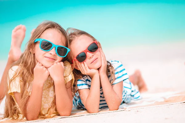Pequenas meninas engraçadas felizes se divertir muito na praia tropical jogando juntos. Dia ensolarado com chuva no mar — Fotografia de Stock