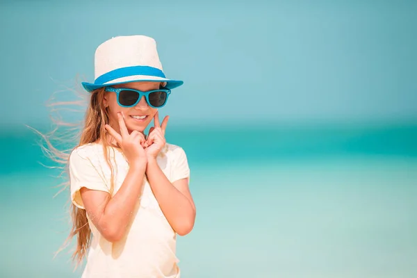 Linda niña en la playa durante las vacaciones de verano — Foto de Stock