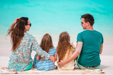 Genç aile tatilde çok eğleniyor.