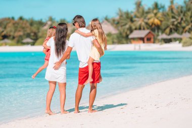 Genç aile tatilde çok eğleniyor.