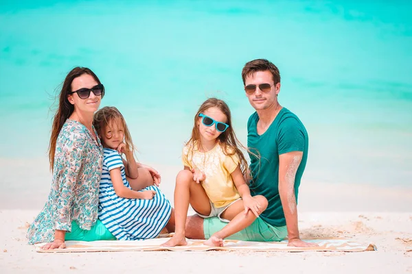 Ung familj på semester har mycket roligt — Stockfoto