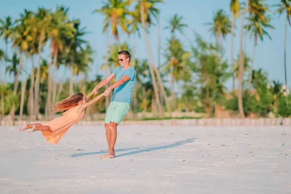 Petite fille et papa heureux s'amuser pendant les vacances à la plage — Photo