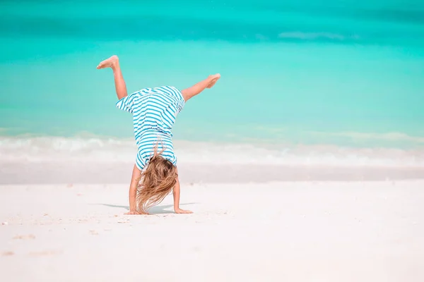 Schattig klein meisje aan het strand op haar zomervakantie — Stockfoto