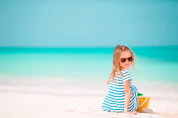 Pequena menina adorável jogando na praia com bola — Fotografia de Stock