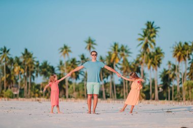 Baba ve küçük çocuklar sahilde