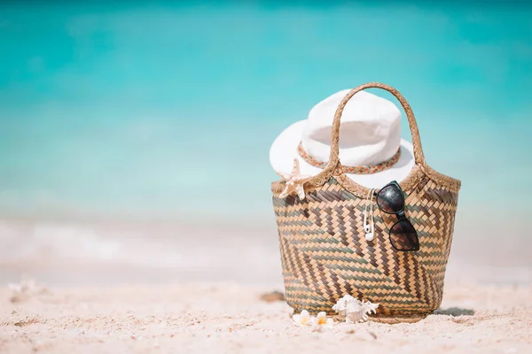 Accessori da spiaggia - borsa di paglia, cappello e occhiali da spiaggia — Foto Stock