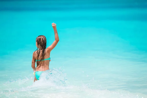 Söt liten flicka på stranden på sin sommarsemester — Stockfoto