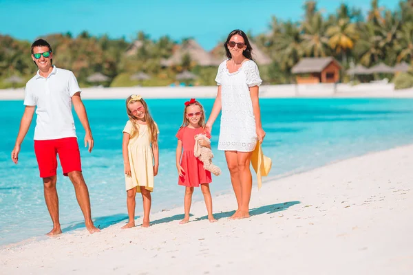 Junge Familie im Urlaub hat viel Spaß — Stockfoto