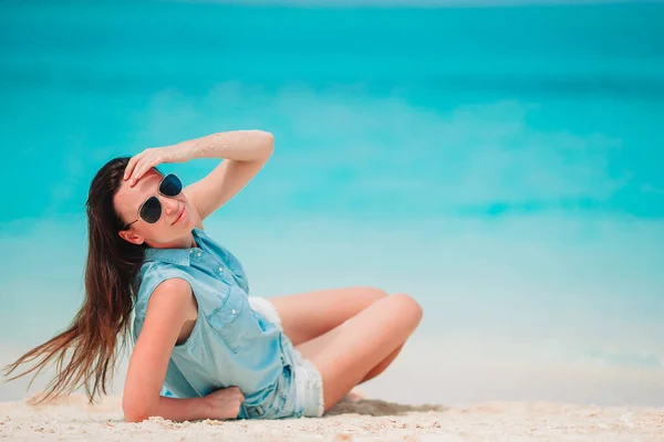 Schöne Frau entspannen am weißen Sand tropischen Strand — Stockfoto