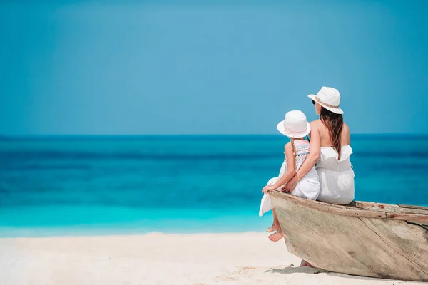 Hermosa madre e hija en la playa disfrutando de vacaciones de verano. — Foto de Stock