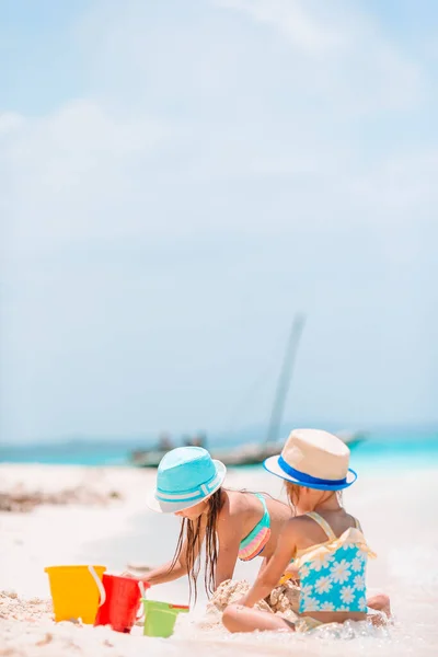 Dos niños haciendo castillo de arena y divirtiéndose en la playa tropical —  Fotos de Stock