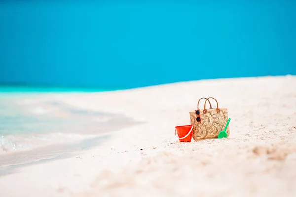 Acessórios de praia - saco de palha, chapéu e unglasses na praia — Fotografia de Stock