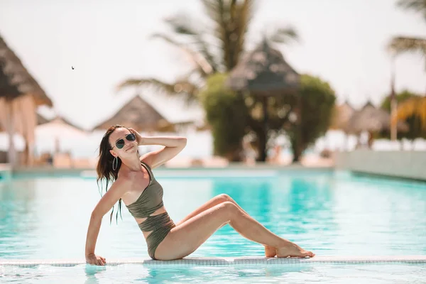 Mulher bonita no resort de luxo perto da piscina — Fotografia de Stock