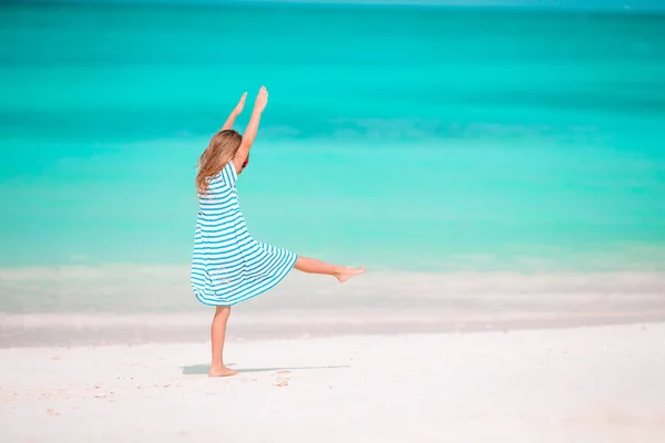 Rozkošná holčička na pláži na své letní dovolené — Stock fotografie