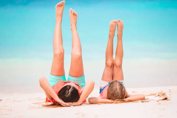 Mooie moeder en dochter op Caribisch strand genieten van zomervakantie. — Stockfoto