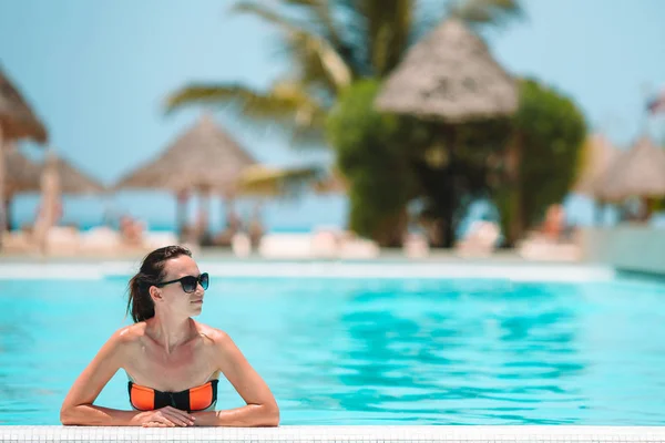 Mulher bonita no resort de luxo perto da piscina — Fotografia de Stock