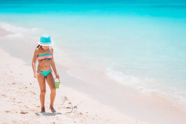 Söt liten flicka på stranden på sin sommarsemester — Stockfoto