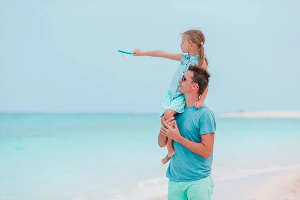 Little girl and happy dad having fun during beach vacation — Stock Photo, Image