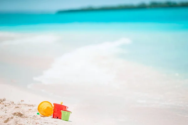 Plaża dzieci zabawki na białym piasku plaży — Zdjęcie stockowe