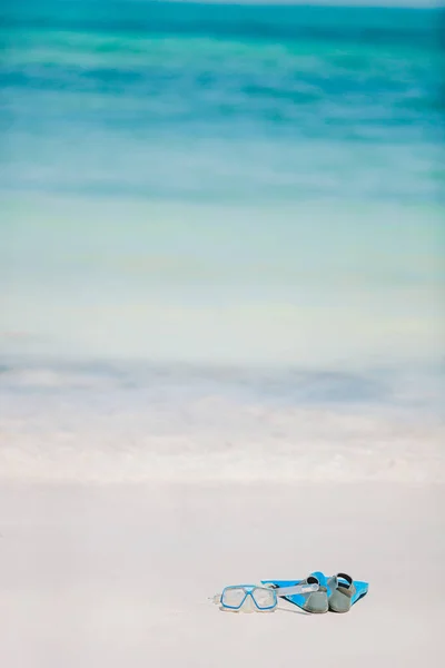 Snorkeling ekipman maske, şnorkel ve paletler üzerinde beyaz plaj — Stok fotoğraf