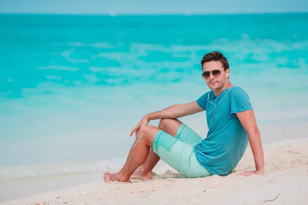 Hombre joven en la playa tropical blanca — Foto de Stock