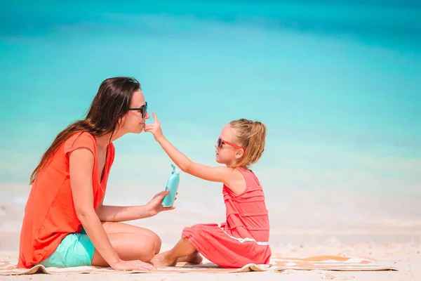 Hermosa madre e hija en la playa del Caribe —  Fotos de Stock