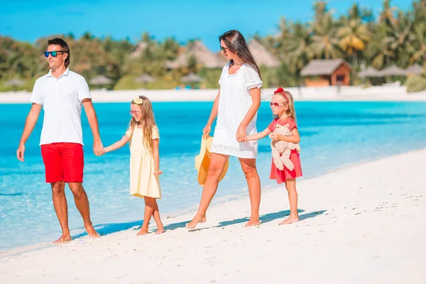 Giovane famiglia in vacanza hanno un sacco di divertimento — Foto Stock