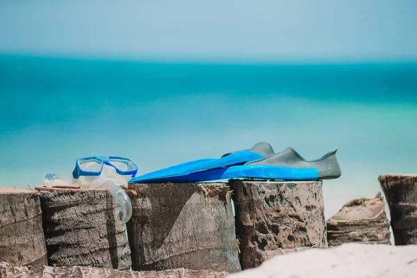 Equipamento de snorkel máscara, snorkel e barbatanas na praia branca — Fotografia de Stock