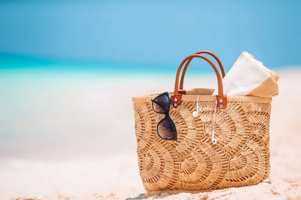 Accesorios de playa - bolsa de paja, sombrero y anteojos en la playa —  Fotos de Stock