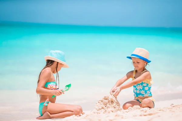 Маленькие девочки на пляже во время летних каникул — стоковое фото