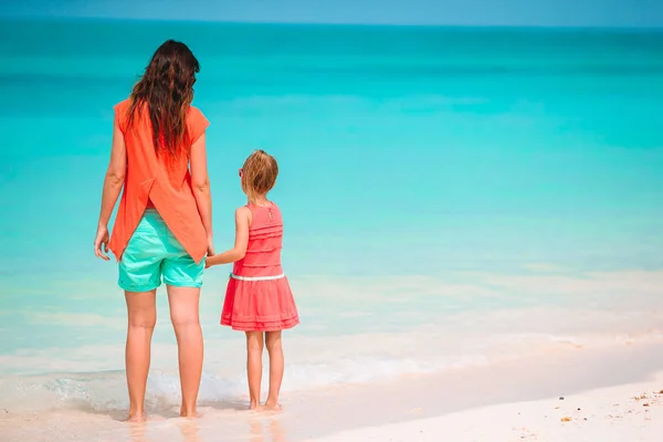 Gyönyörű anya és lánya a Karib-tenger partján élvezi a nyári vakációt. — Stock Fotó