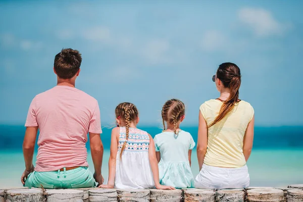 Ung familj på semester har mycket roligt — Stockfoto