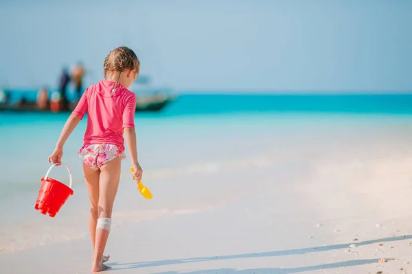 Karayip tatili sırasında sahilde tatlı küçük bir kız. — Stok fotoğraf