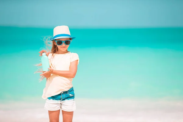 Nettes kleines Mädchen am Strand während der Sommerferien — Stockfoto