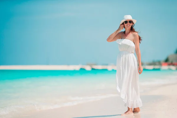 Joven mujer de moda en vestido verde en la playa — Foto de Stock