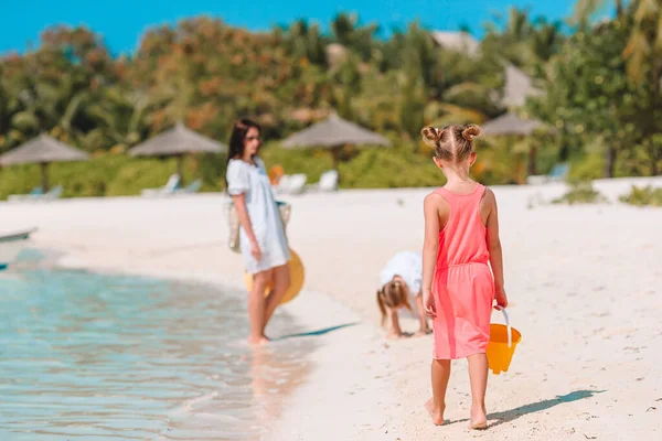 Entzückende kleine Mädchen und junge Mutter am tropischen weißen Strand — Stockfoto
