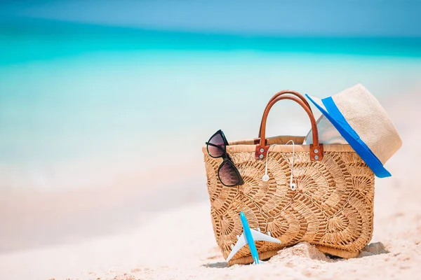 Accesorios de playa - bolsa de paja, sombrero y anteojos en la playa —  Fotos de Stock