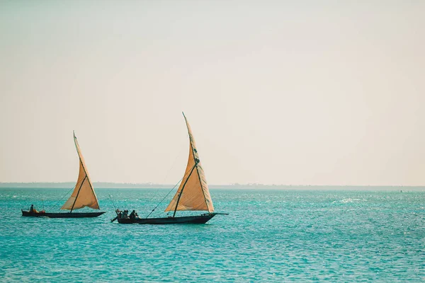 Piękna, przytulna zatoka z łodziami i przejrzystą turkusową wodą — Zdjęcie stockowe