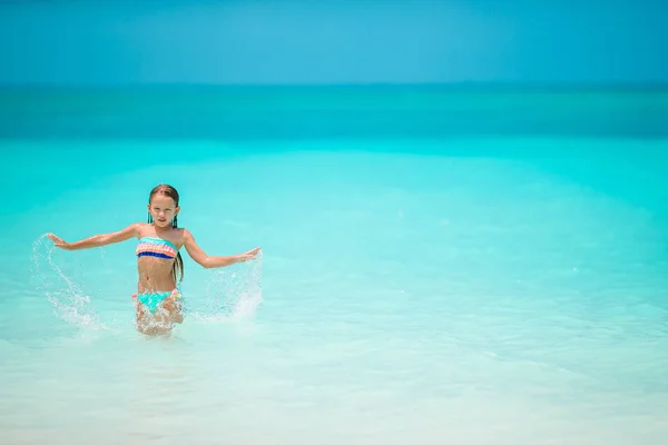 Söt liten flicka på stranden på sin sommarsemester — Stockfoto