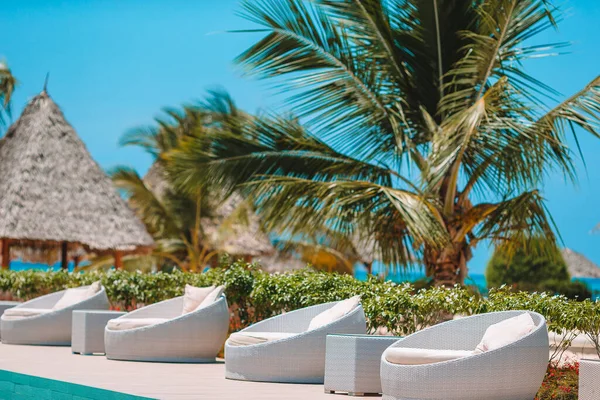 White lounge chairs on a beautiful tropical beach at Maldives — Stock Photo, Image