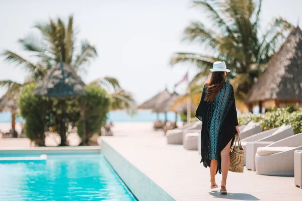 Žena relaxace u bazénu v luxusním hotelovém resortu těší perfektní dovolenou na pláži — Stock fotografie