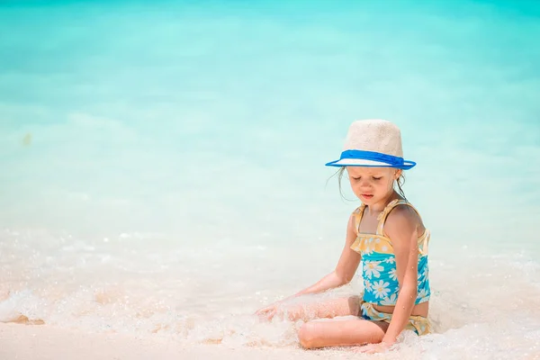 Imádnivaló kislány a strandon a nyári vakációján. — Stock Fotó