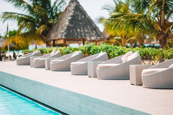 Witte loungestoelen op een prachtig tropisch strand bij Malediven — Stockfoto