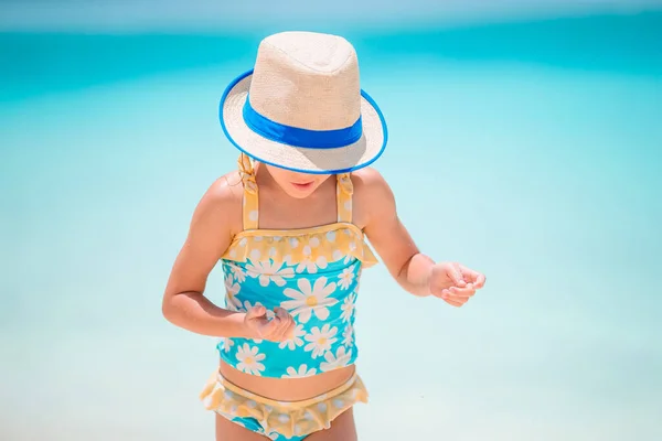 Adorable niña en la playa en sus vacaciones de verano — Foto de Stock