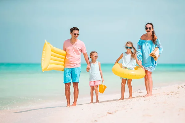 Glad vacker familj med barn på stranden — Stockfoto