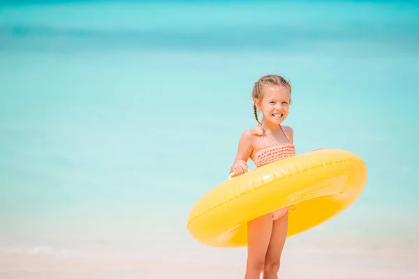 小女孩用充气橡胶圈在海滩度假的肖像 — 图库照片