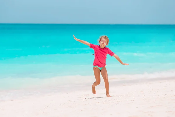Yaz tatilinde kumsaldaki sevimli küçük kız. — Stok fotoğraf