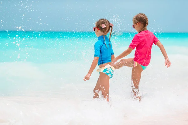 Αξιολάτρευτο μικρά κορίτσια να διασκεδάσουν σε με άσπρη άμμο κατά τη διάρκεια διακοπών — Φωτογραφία Αρχείου